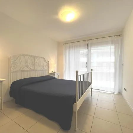 Charming With Lagoon Views In Apartmán
