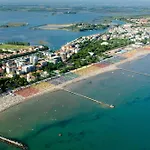 Charming With Lagoon Views In Appartement