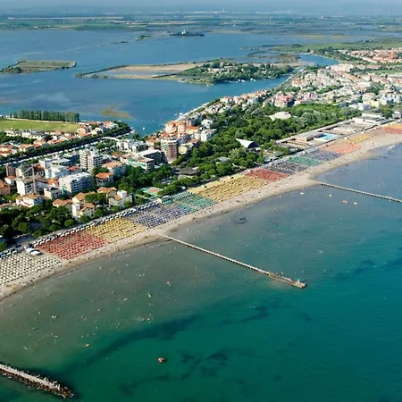 Charming With Lagoon Views In Lejlighed