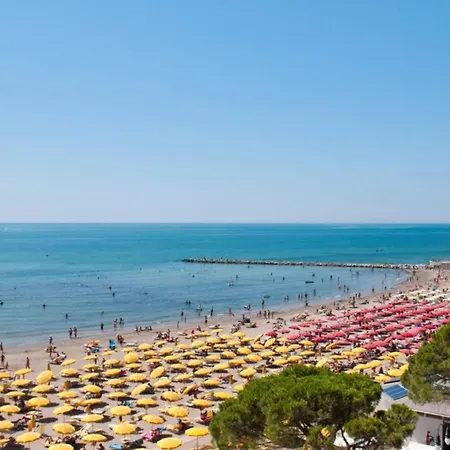 Charming With Lagoon Views In Lejlighed